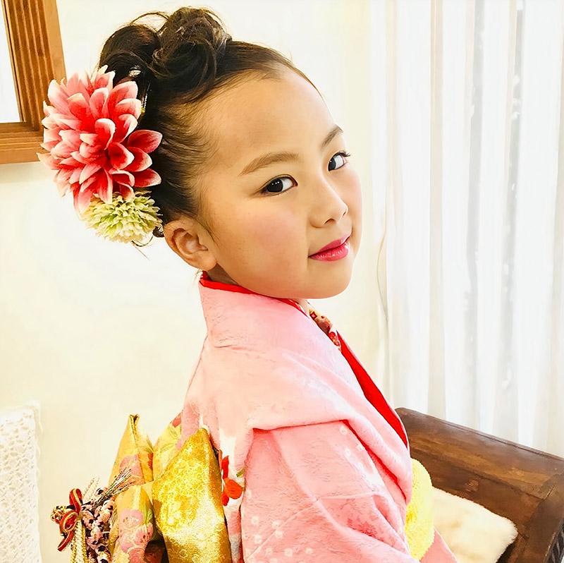 アップスタイルの七五三女児の写真