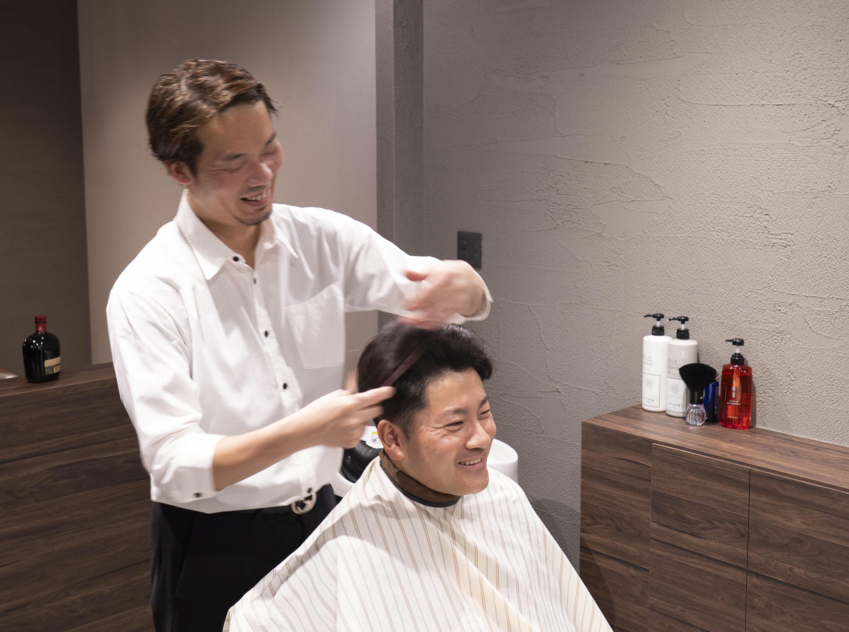ヘアカットをするザ・バーバー・ミヤタケのオーナースタイリスト