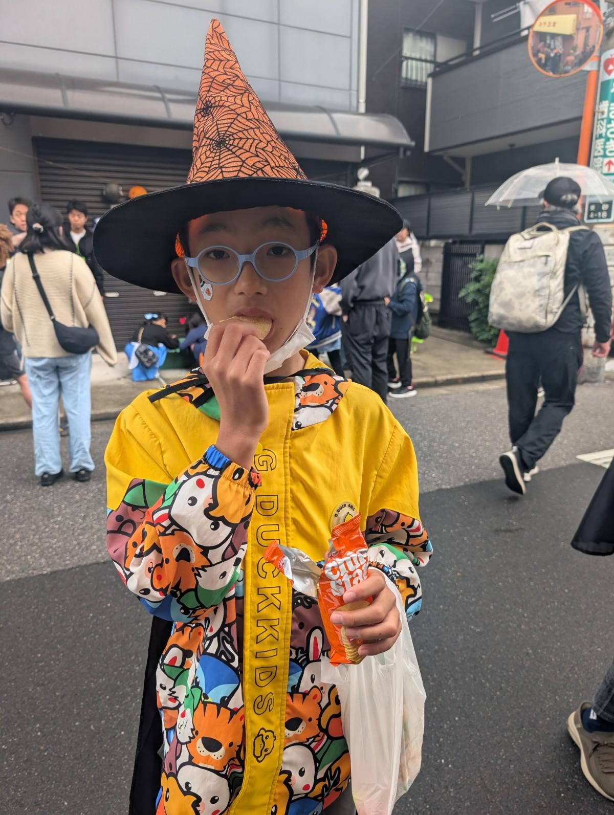 魔法使いに扮した男の子