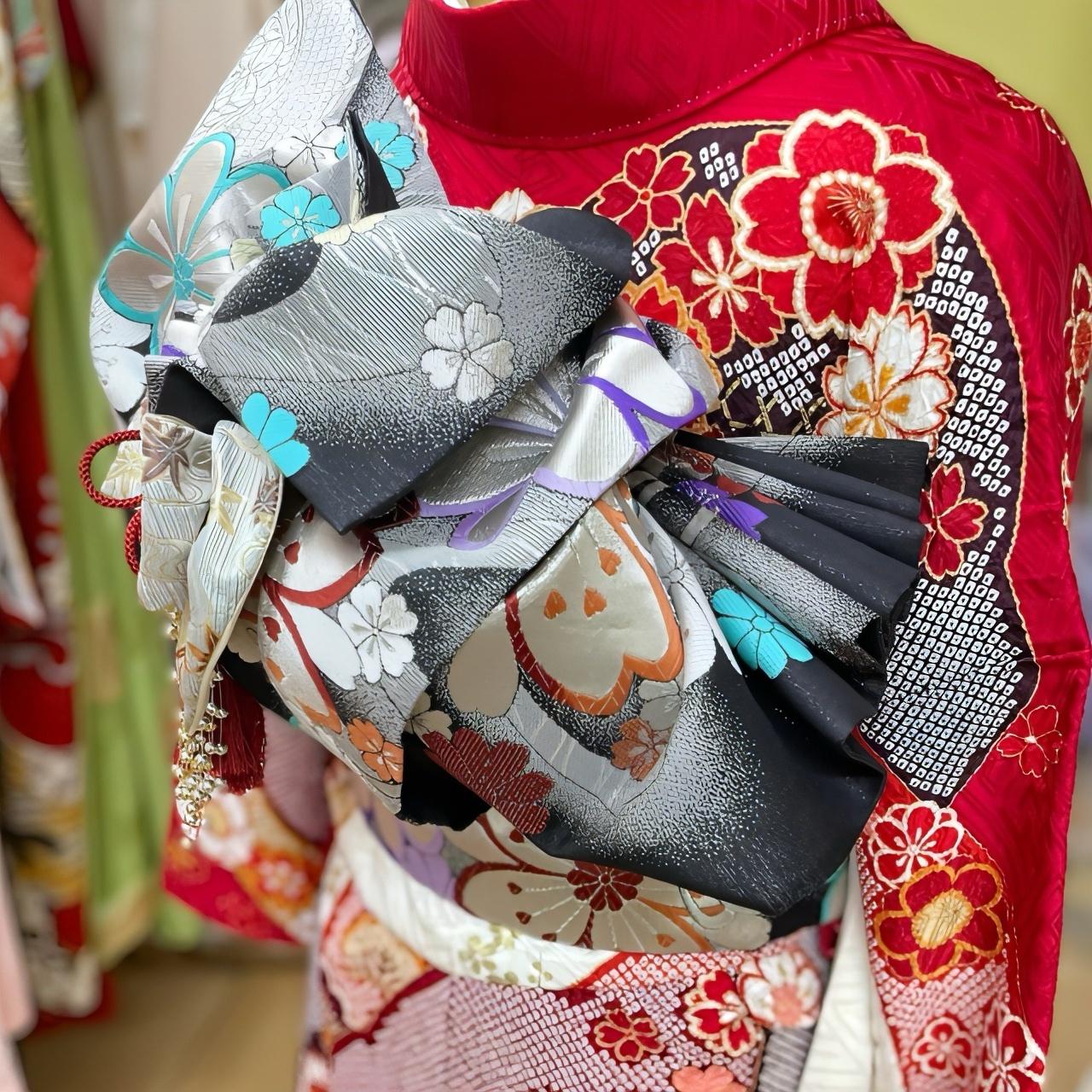 大きなリボン型に結ばれた帯の写真