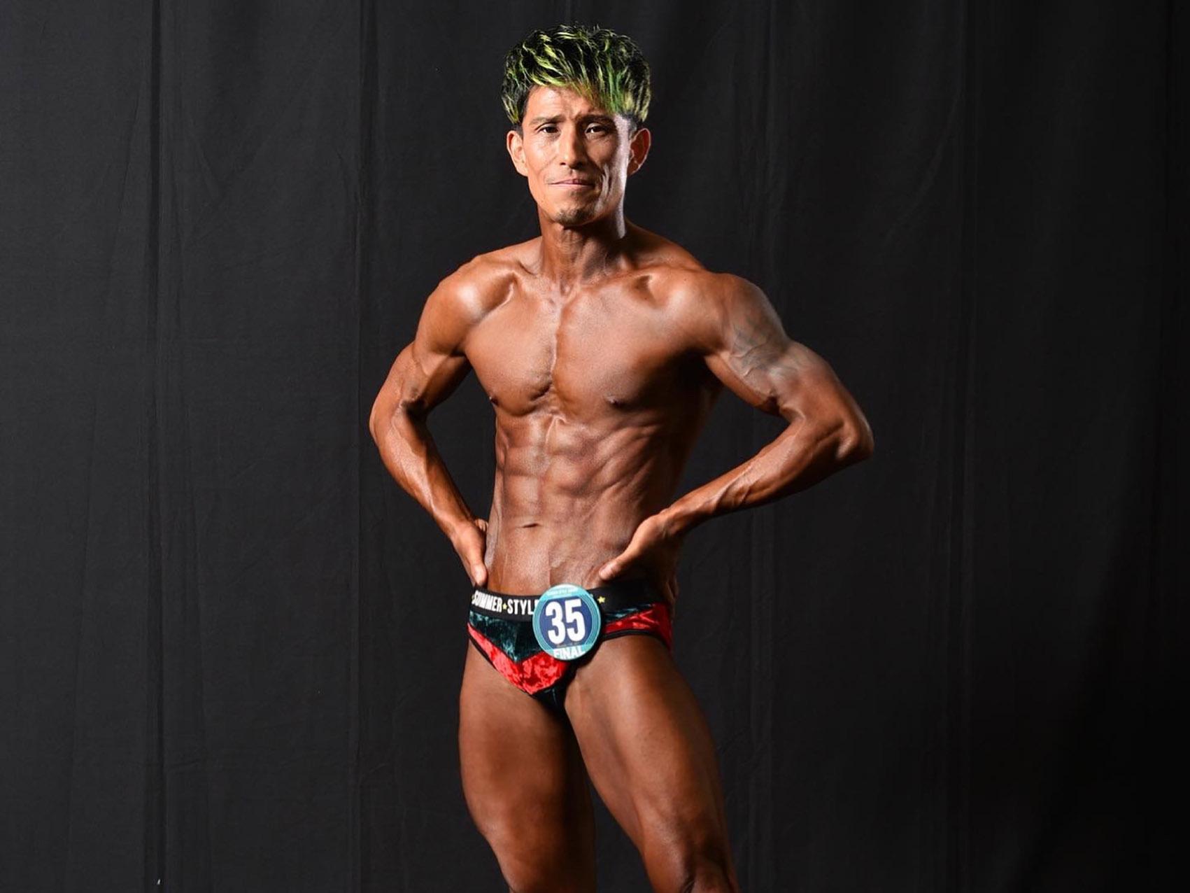 ポージングをするスタイリスト パーソナルトレーナー 伊藤 敬二