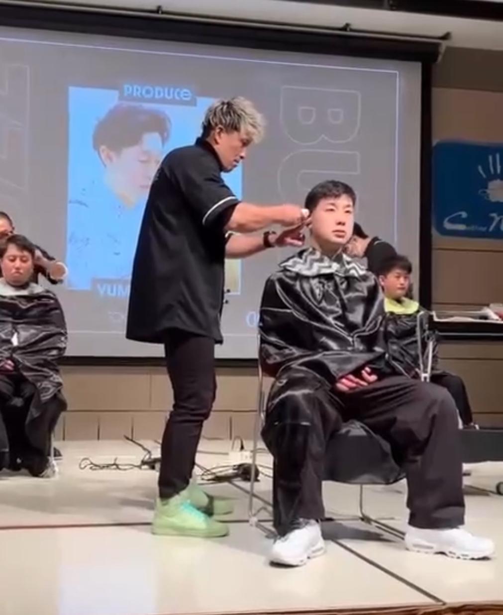 講習会壇上のオーナースタイリスト伊藤 敬二