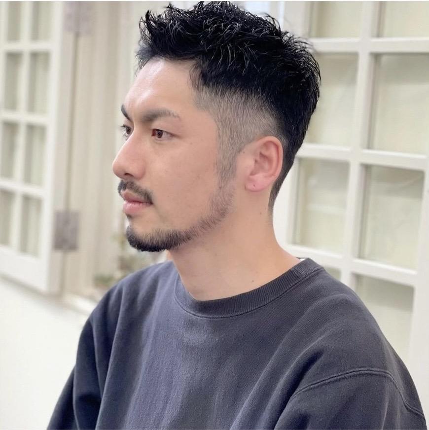 フェードヘアスタイルの男性
