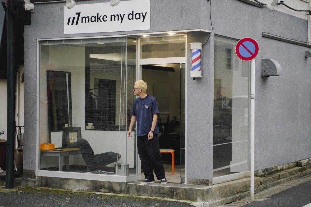 理容室 make my day 一橋学園駅前店の店頭に立つオーナースタイリスト