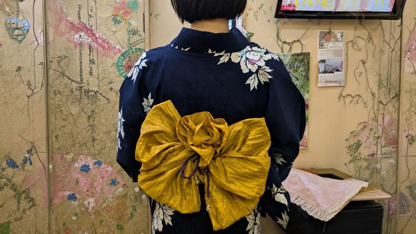 可愛い兵児帯結びの浴衣姿の女子高生