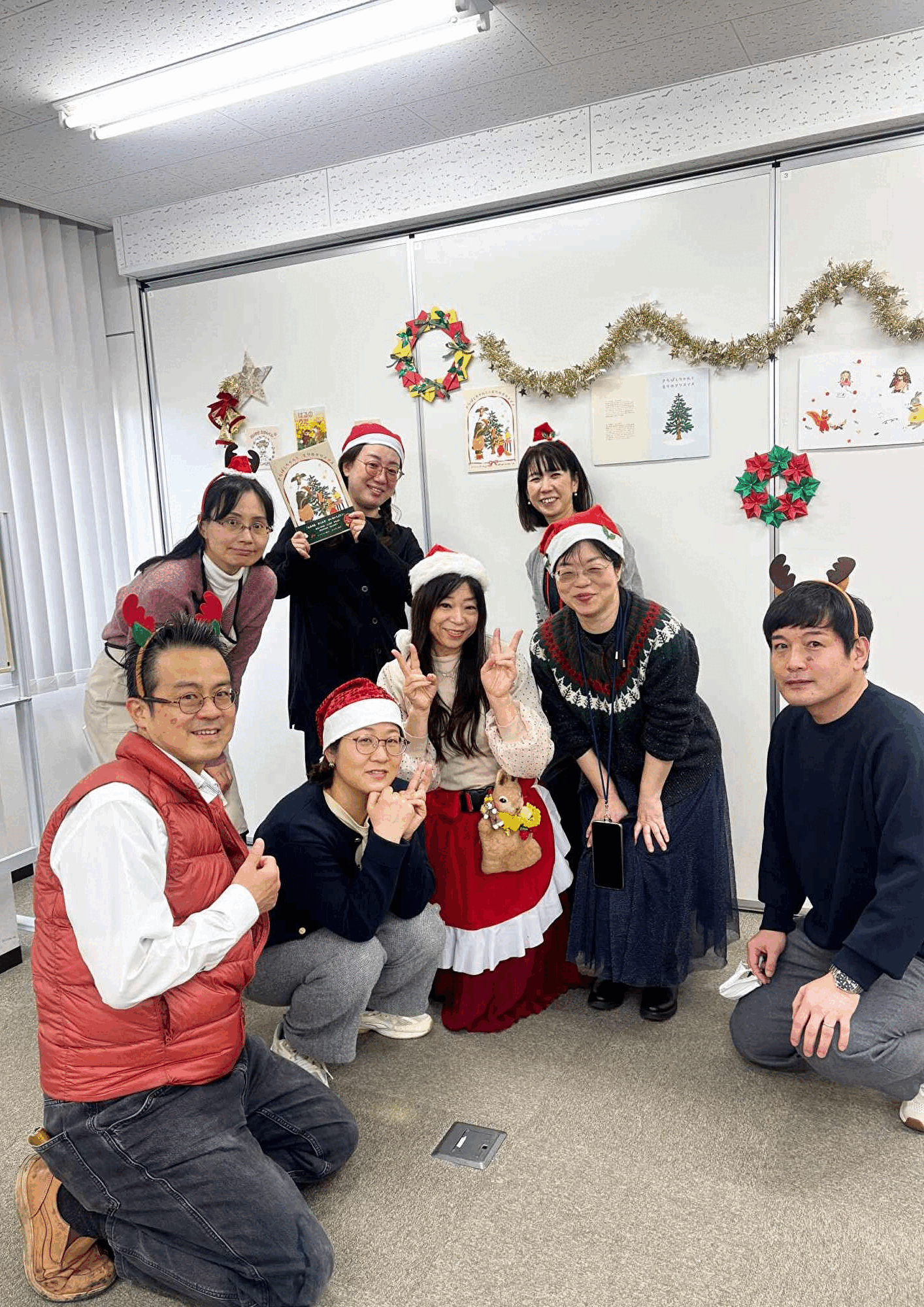 小林幸子さん幸せプロジェクト立浪部屋ちゃんこ鍋交流会にて、幸子さんの似顔絵入りのもちなおみ著書『あっちにもこっちにもこども食堂』進呈