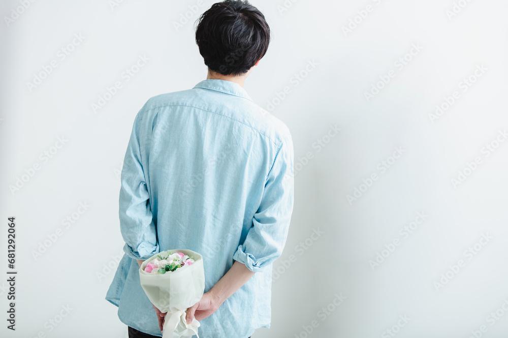 前向きに微笑む若い男性