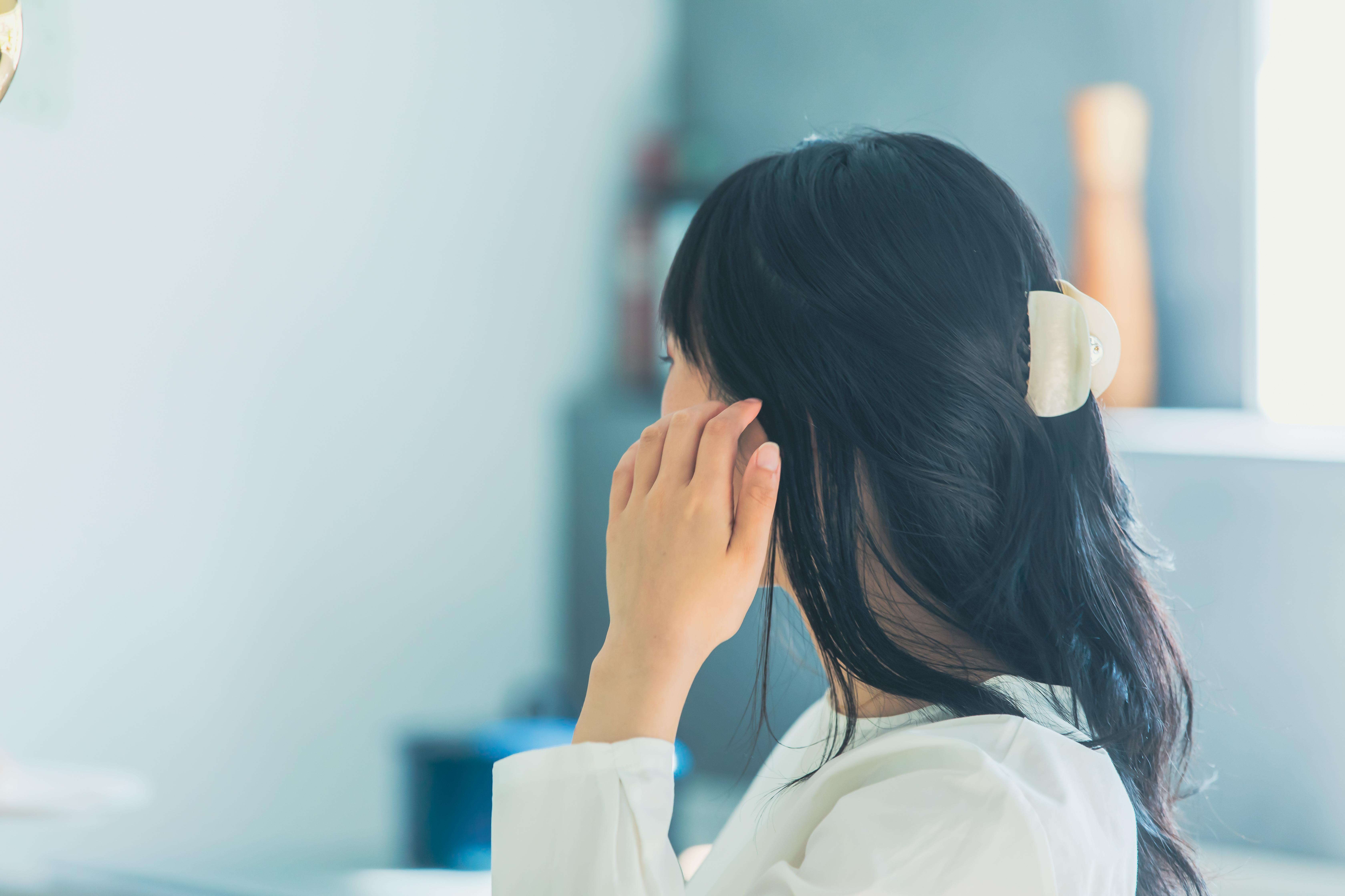 スマフォ持って明るく微笑む女性