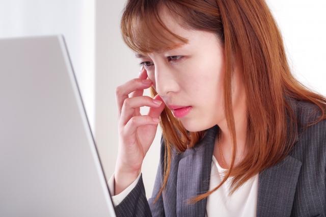 眼精疲労で肩がこる女性