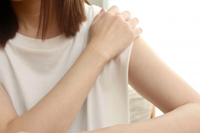 五十肩や四十肩に悩む女性