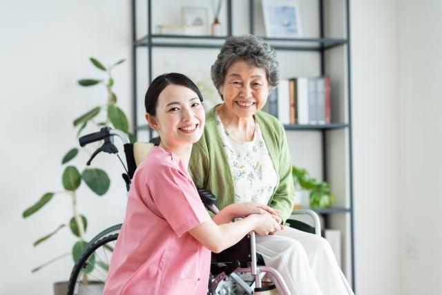 車椅子の女性と介護士
