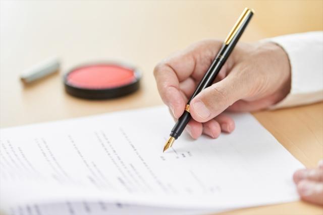 書類にサインをする人