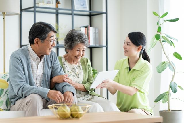 案内をする女性スタッフ