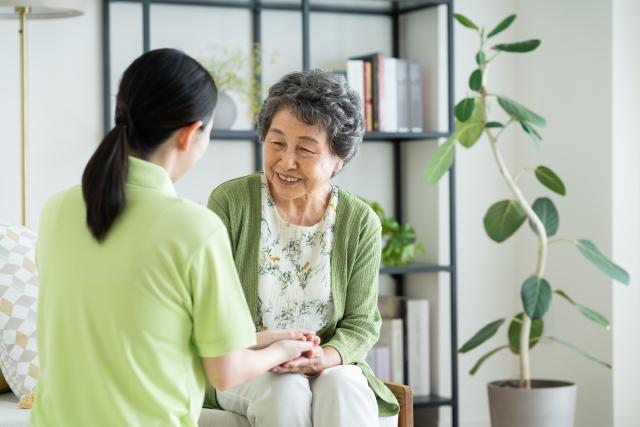 相談にのる女性スタッフ