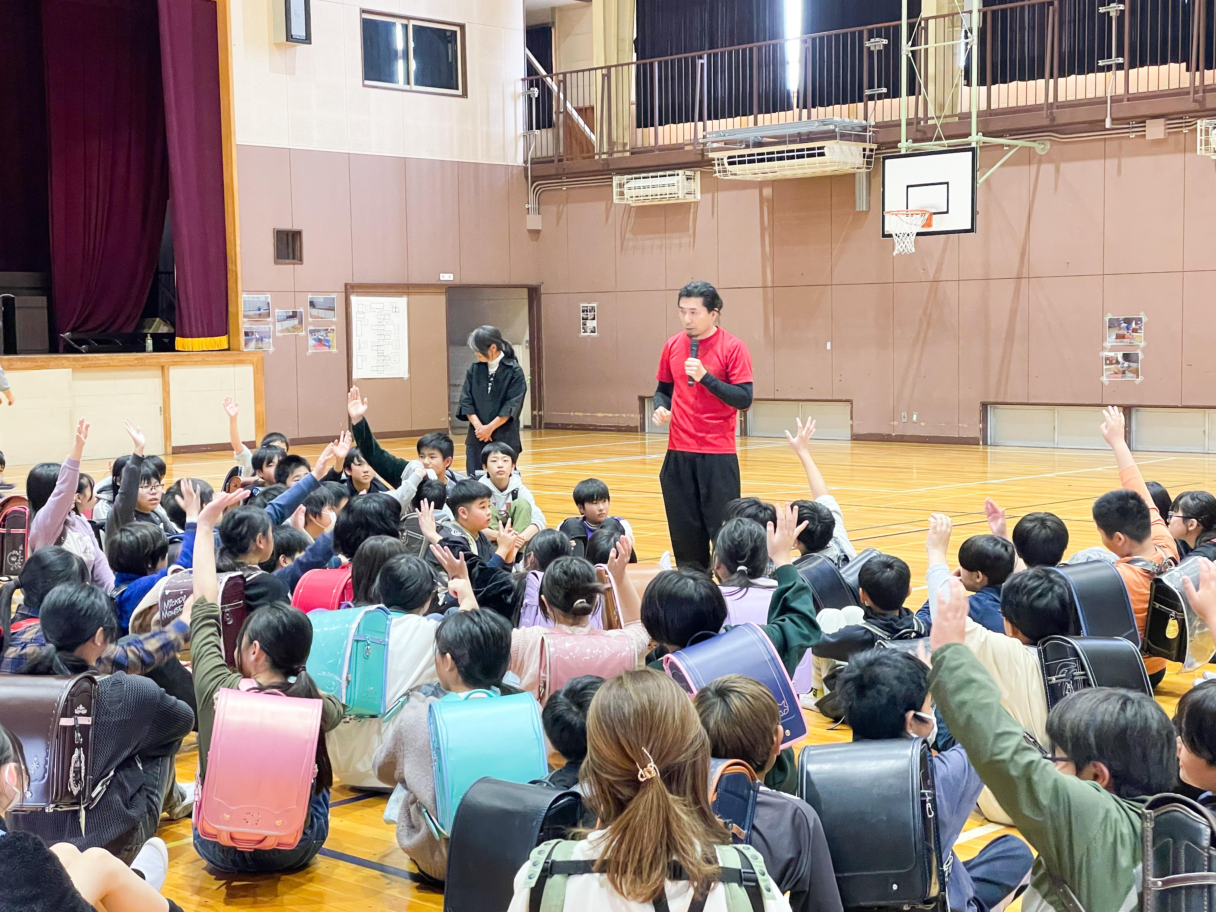 小学校で子どもたちに護身術を指導するヒーロ黒木