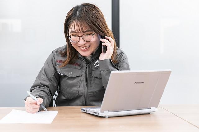 電話をする女性スタッフ