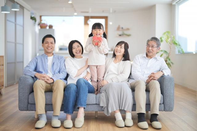 リビングでくつろぐ家族