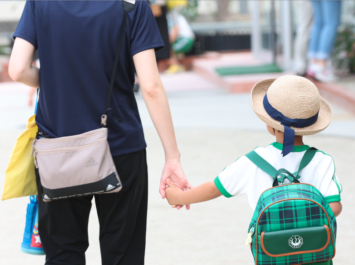 登園する保護者と園児