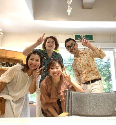 楽しく食事する従業員の写真