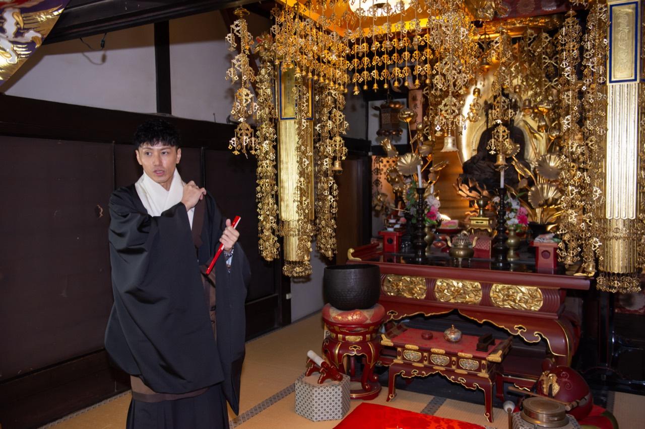 本堂の住職 法譽清隆