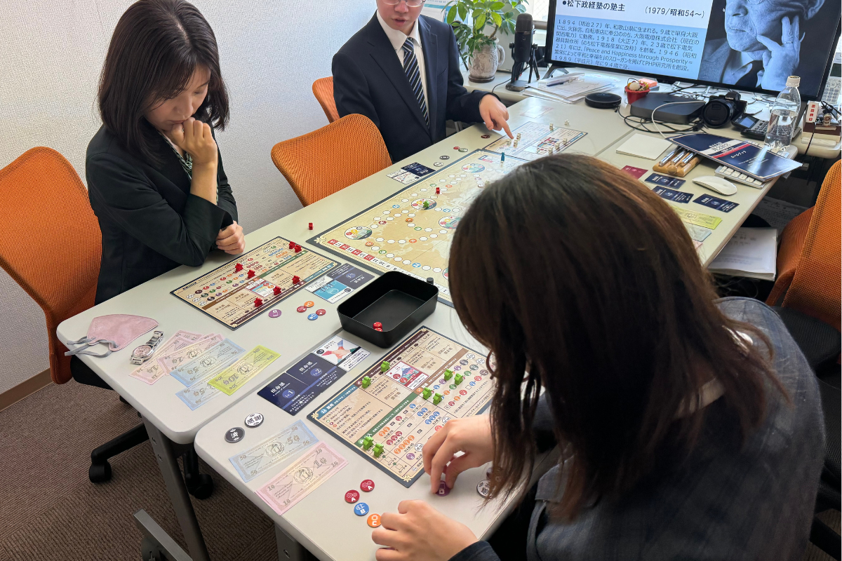 社内研修で「松下幸之助〈理念経営〉実践ゲーム」を行っている様子