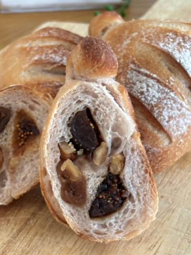 ドライいちじくのパン　フィグナッツ　ハードパン　プティボヌール　もりやまひろみ　酒種酵母パン