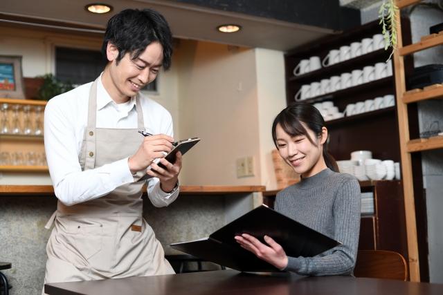 顧客対応する店員