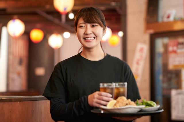 顧客対応する店員