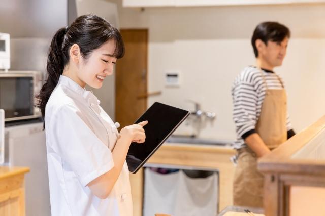 タブレットを操作する店員