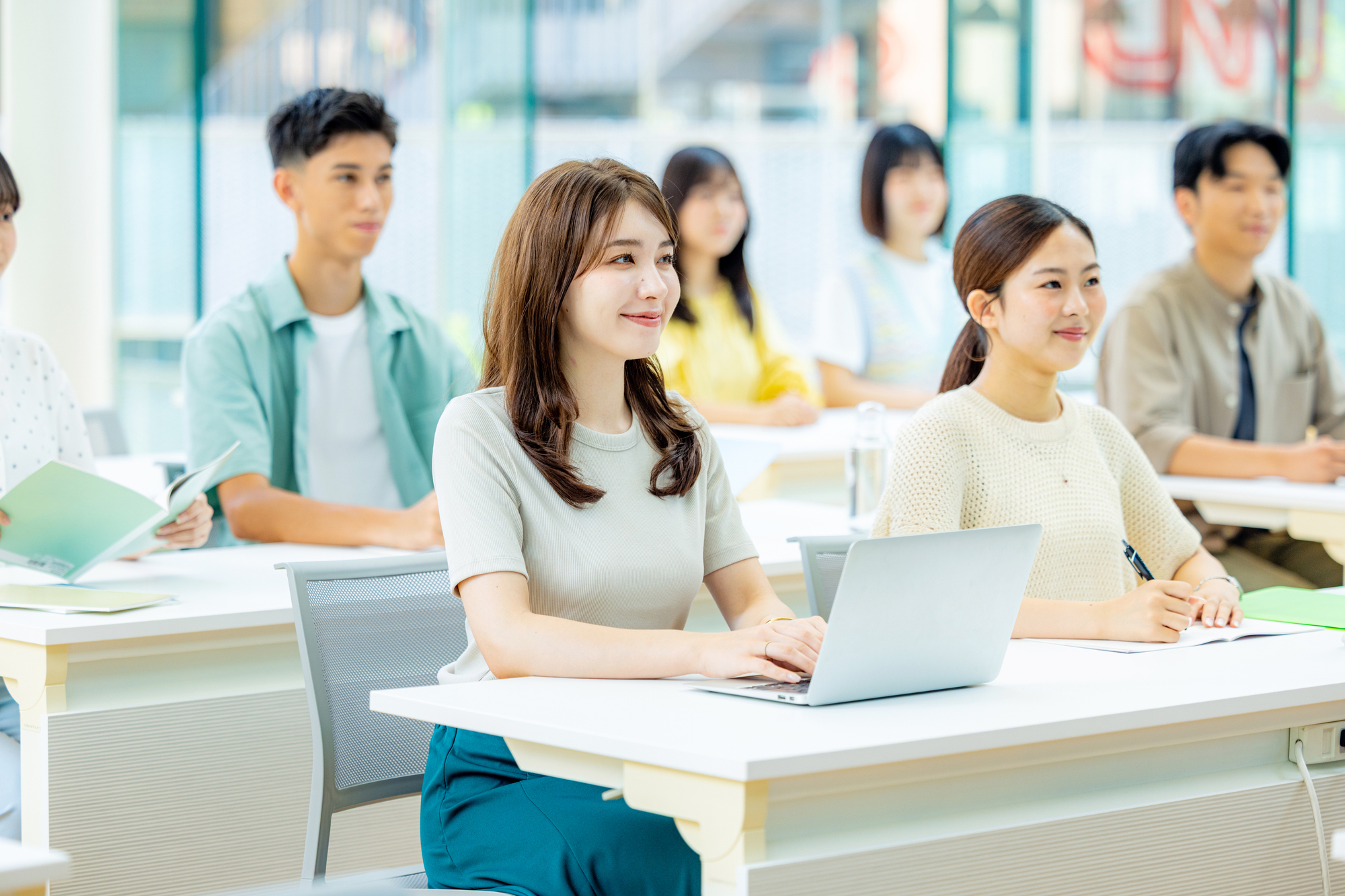 明るい会場で学ぶ人たち。現行ホームと同じイメージ写真