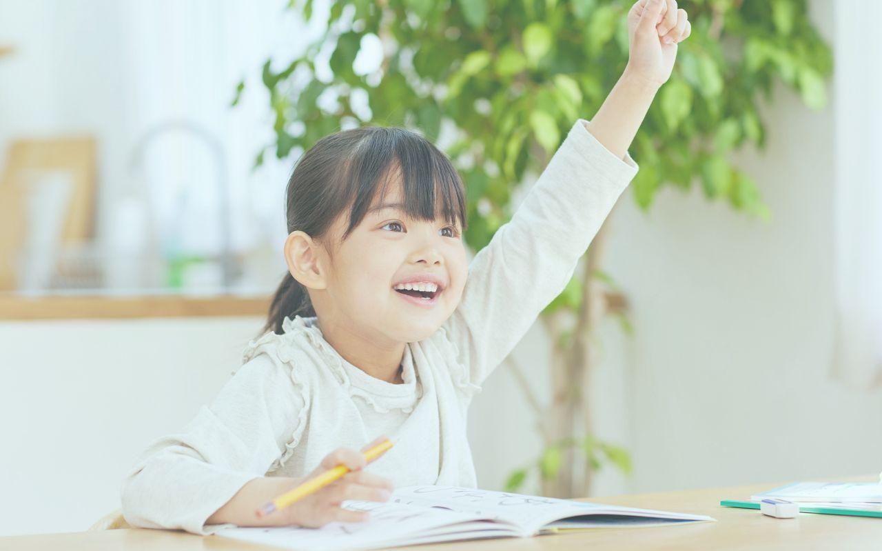 小学生が授業を受けている