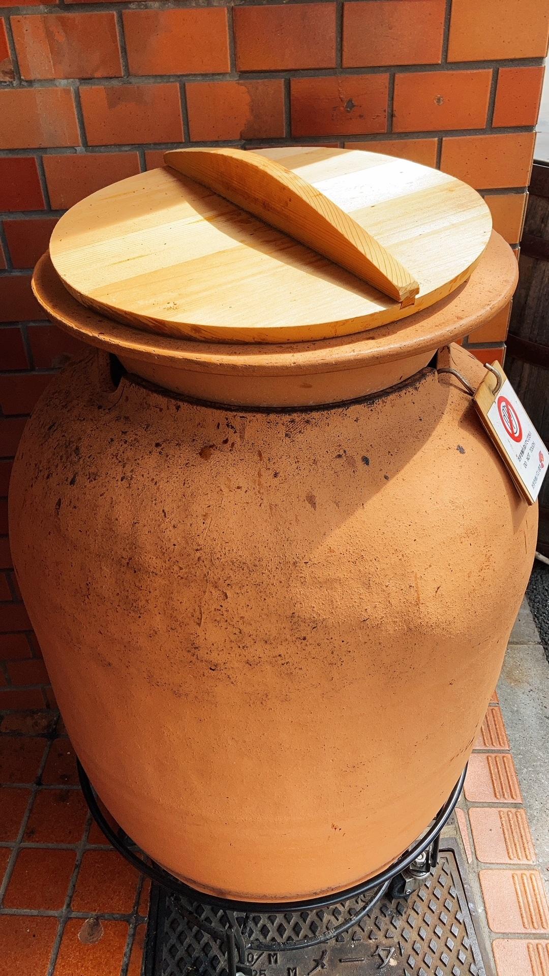 よかやの焼きいも用の壺全体