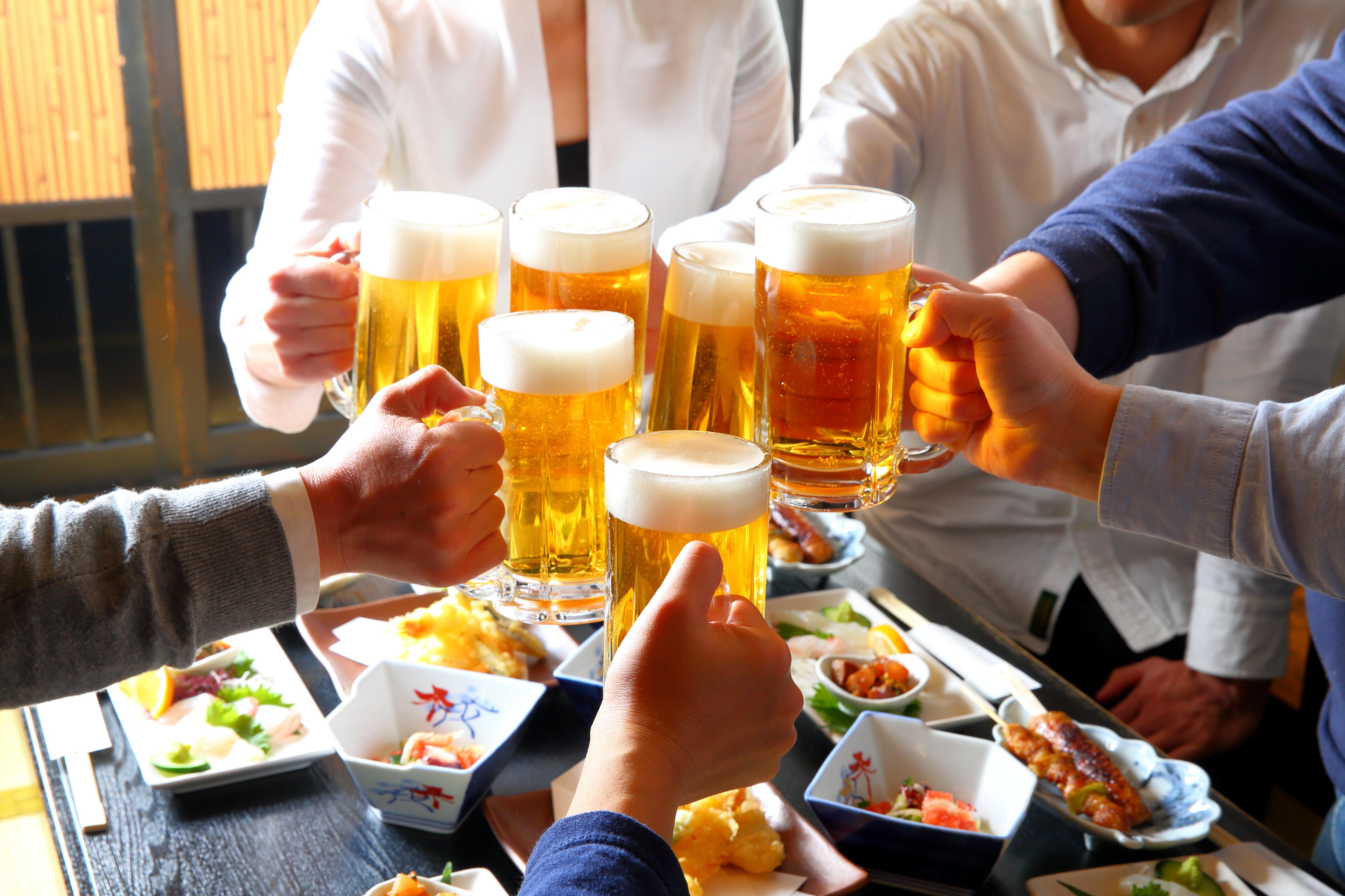 忘年会でビールを片手に乾杯