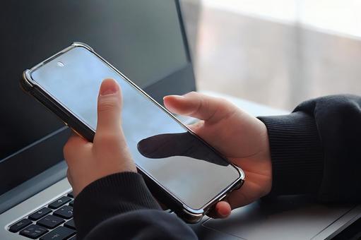 スマホでコミュニティーと繫がる女性