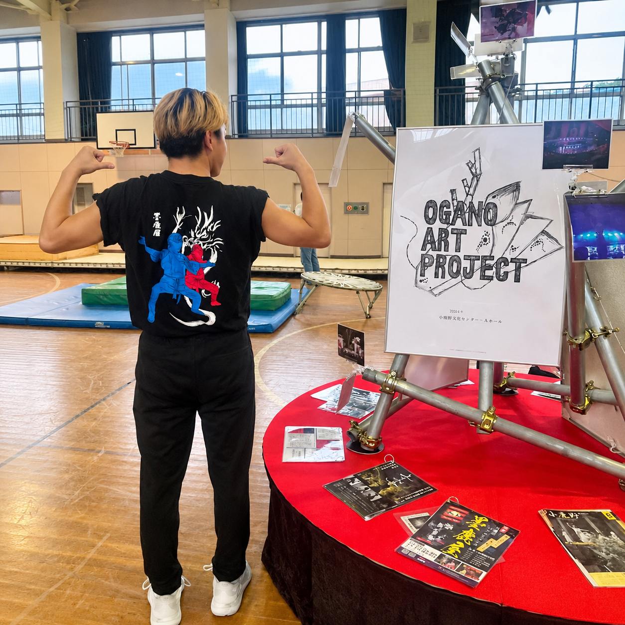写真をもとに制作したオリジナルTシャツをイベントで着用しているお客様