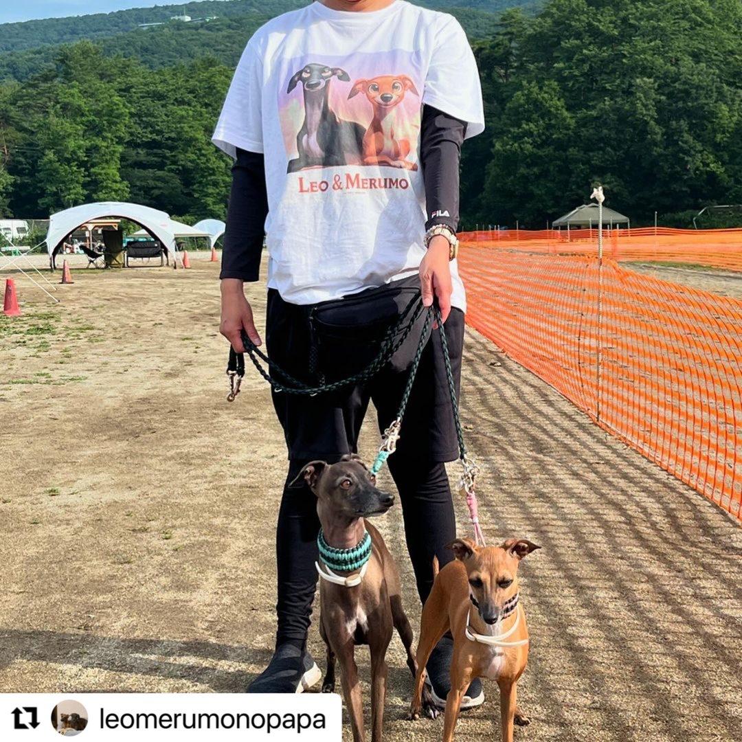 愛犬のキャラクターデザインをプリントしたオリジナルTシャツを着用しているお客様