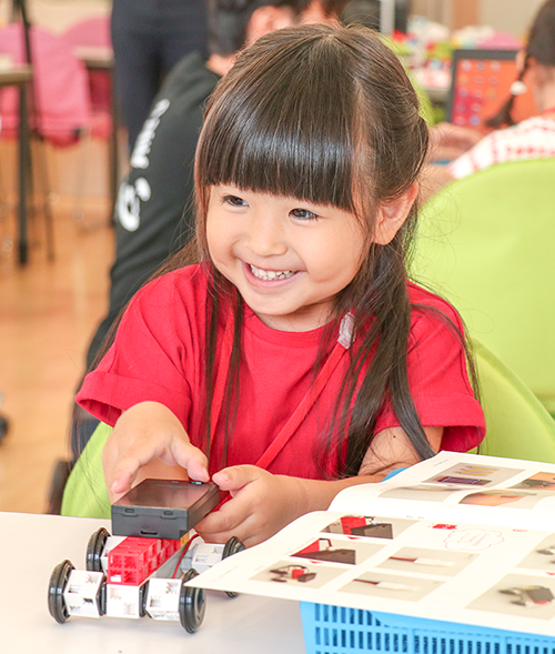 女の子　車ロボット　笑顔