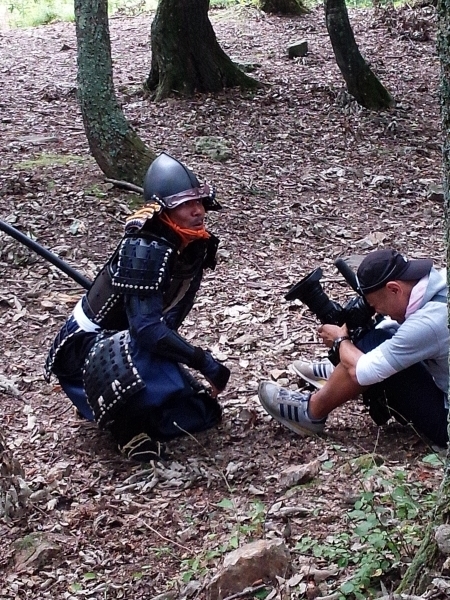 演劇アクションのための軽量樹脂製甲冑と殺陣用カーボン刀の時代物工房 一助朋月