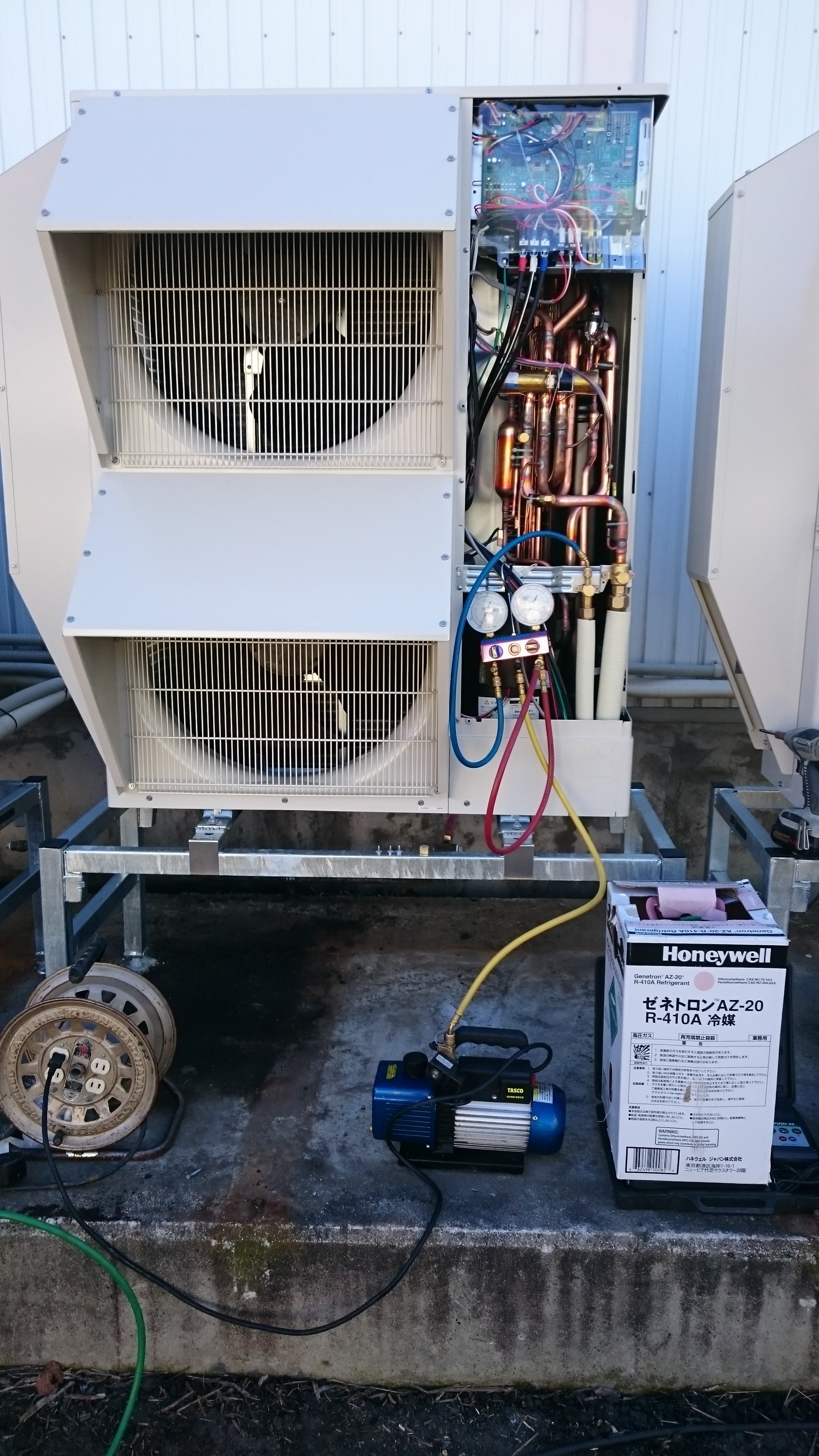 エアコンガス充填作業風景