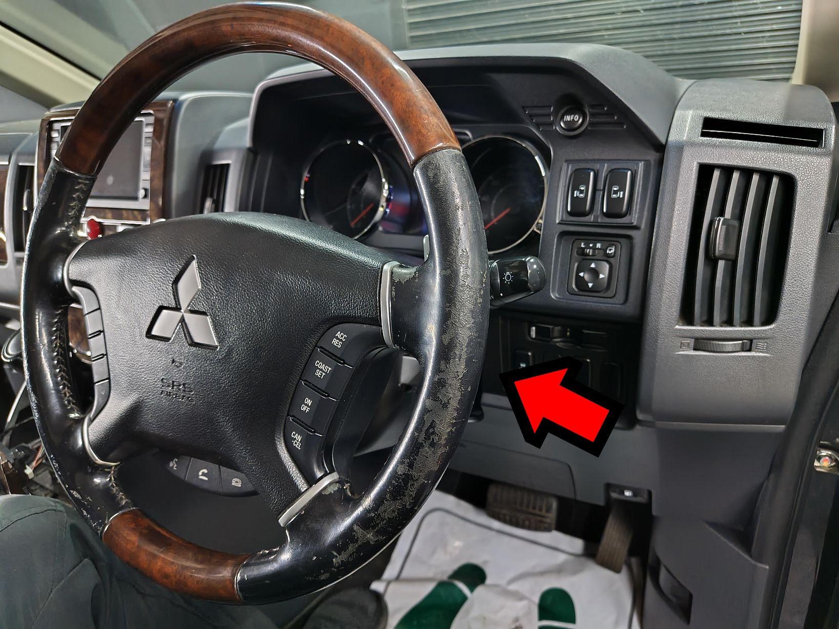 三菱デリカD5 ステアリングハンドル 劣化・表皮剥がれめくれ傷補修リペア札幌北広島恵庭江別千歳旭川ディーラー