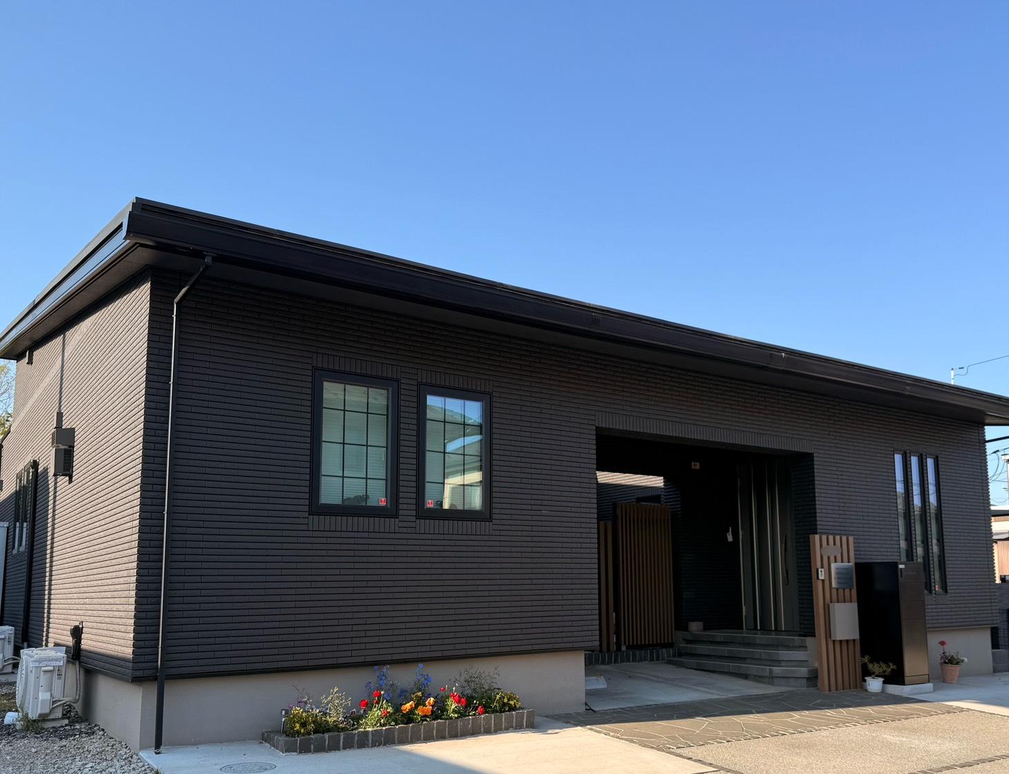 建物の左斜め前から撮影した写真