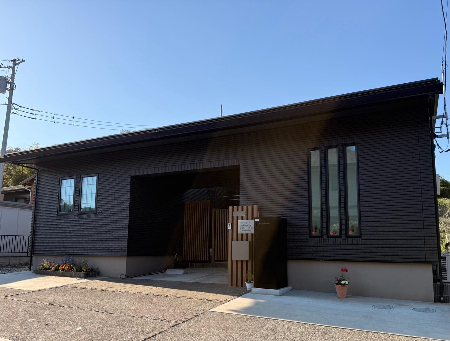 建物の右斜め前から撮影した写真