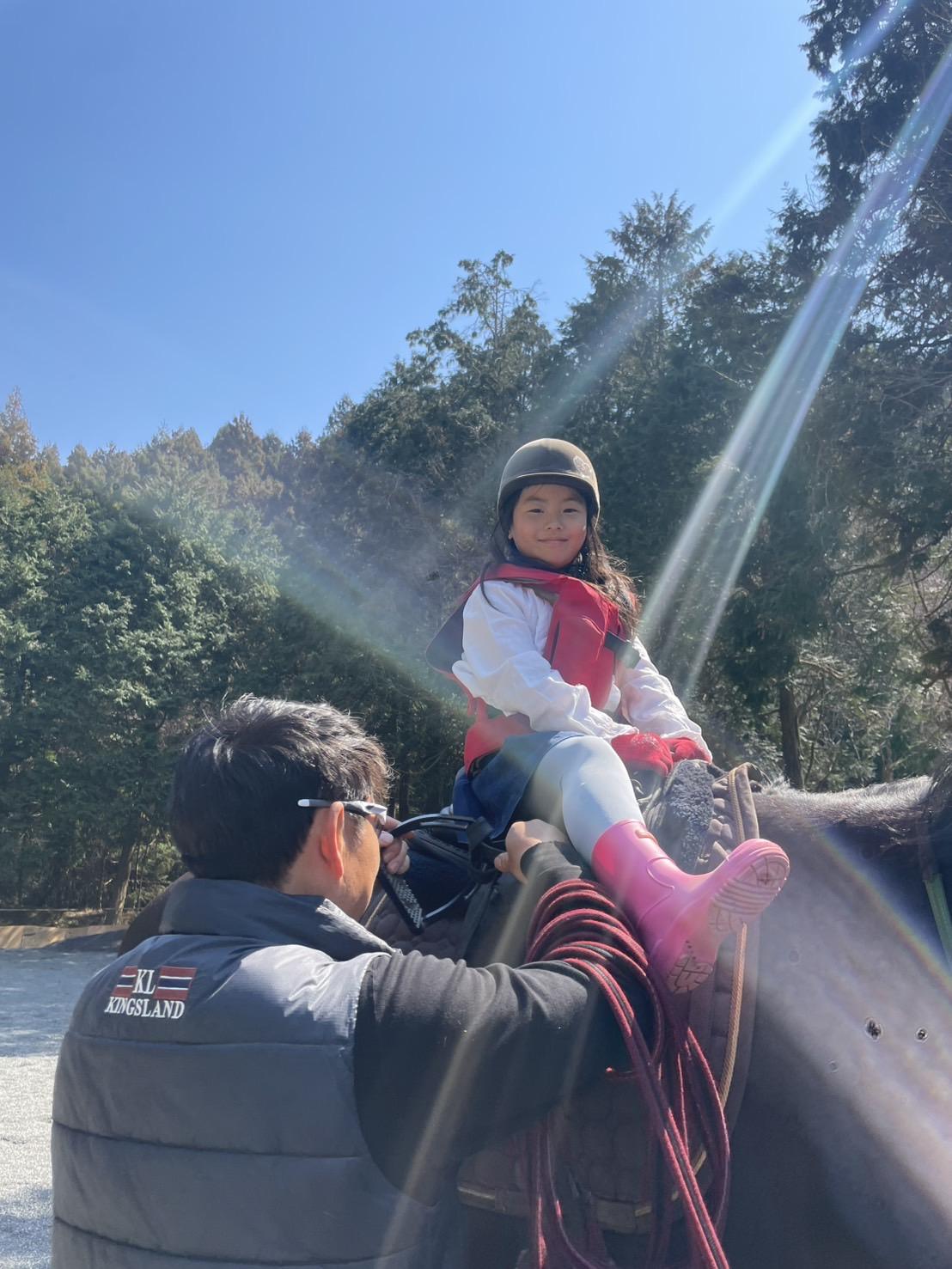 御殿場の自然で育む、9歳までの子ども向け乗馬＆アート教室｜Studio aria 松田希世｜岡本ライディングクラブJapan 岡本雅海