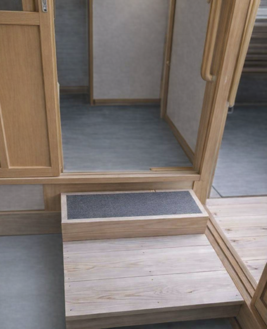 勝手口、高さのある段差に踏み台を設置　安全な移動が可能