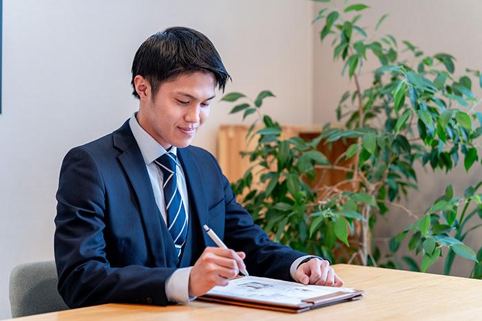 若手社員(仕事中)