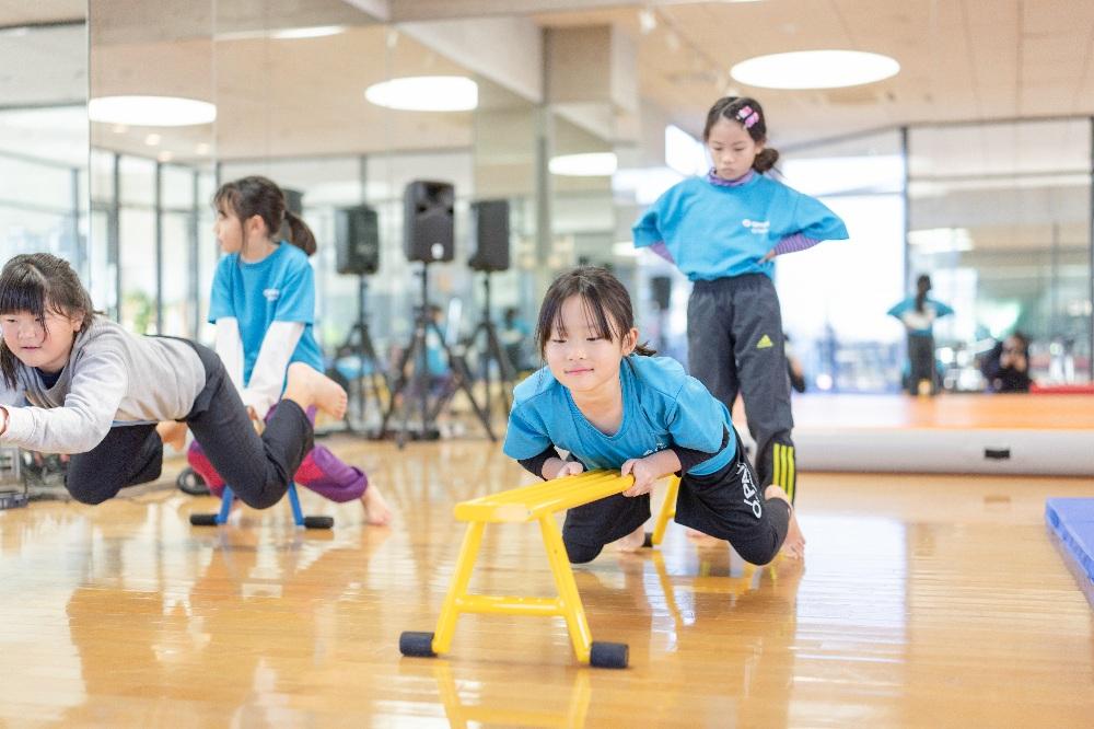 平均台で遊ぶ子どもの写真