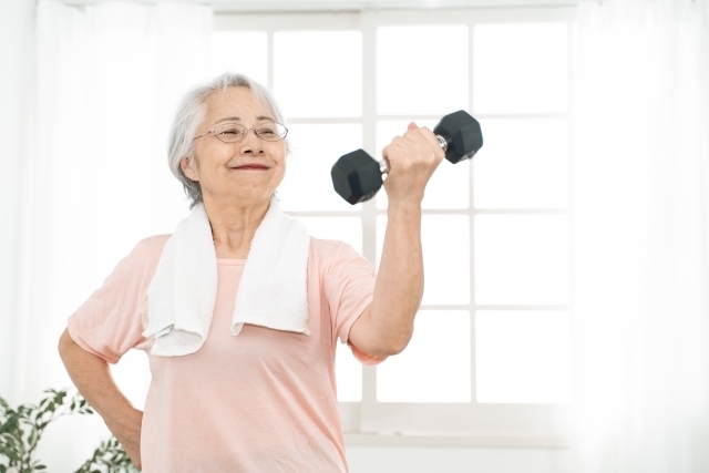 床に寝る高齢者