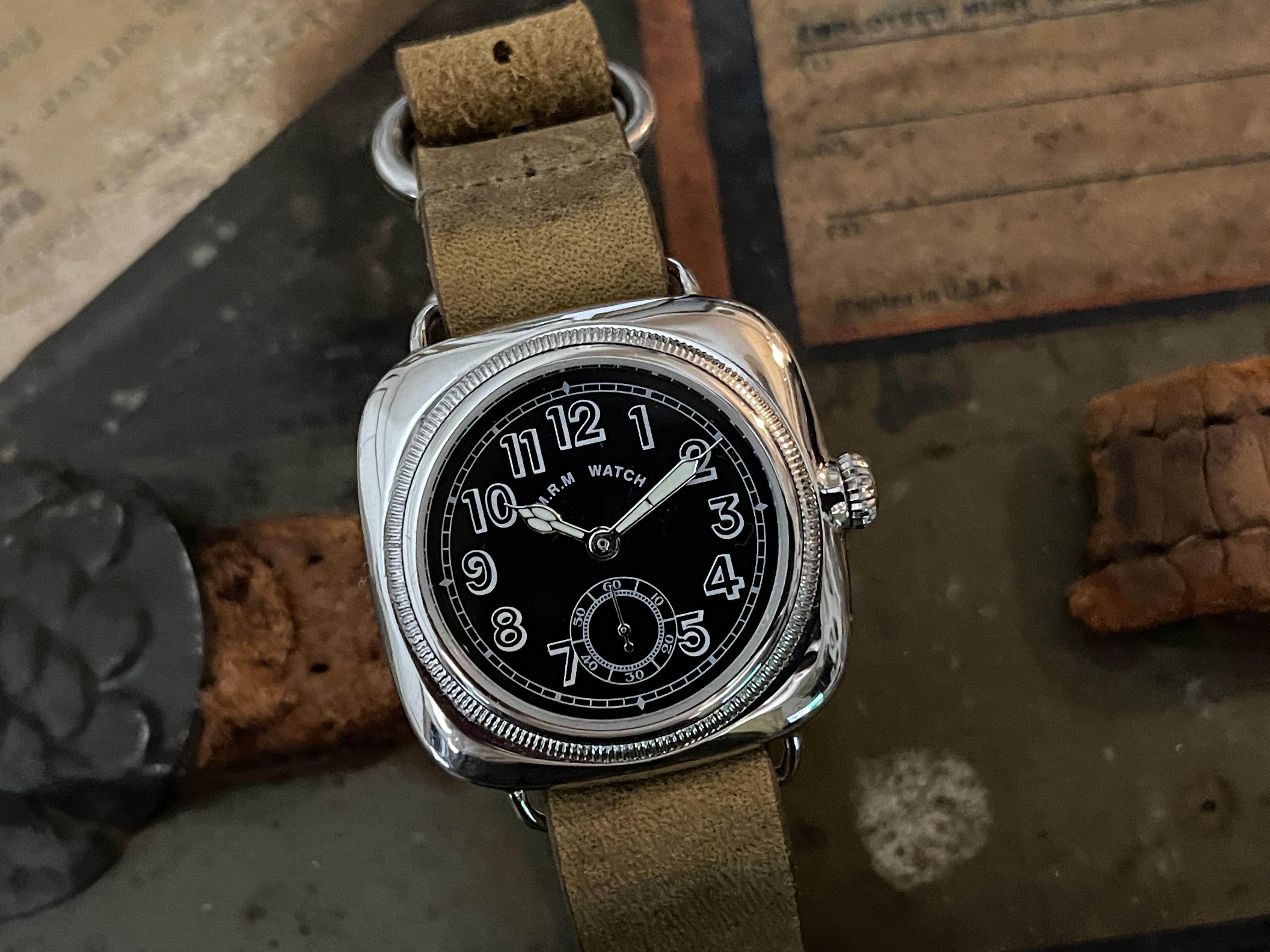 The Cushion Watch Blackの商品画像