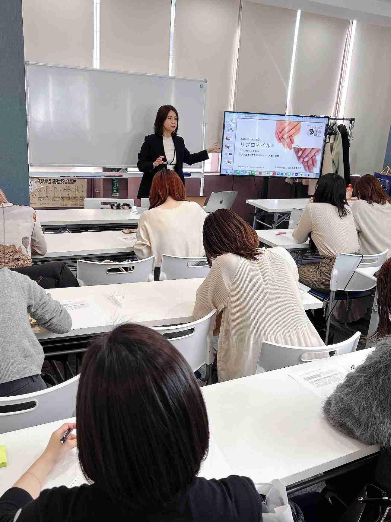 業界で誰もやっていなかった「コース売り」と「物販」を教えるセミナー風景写真