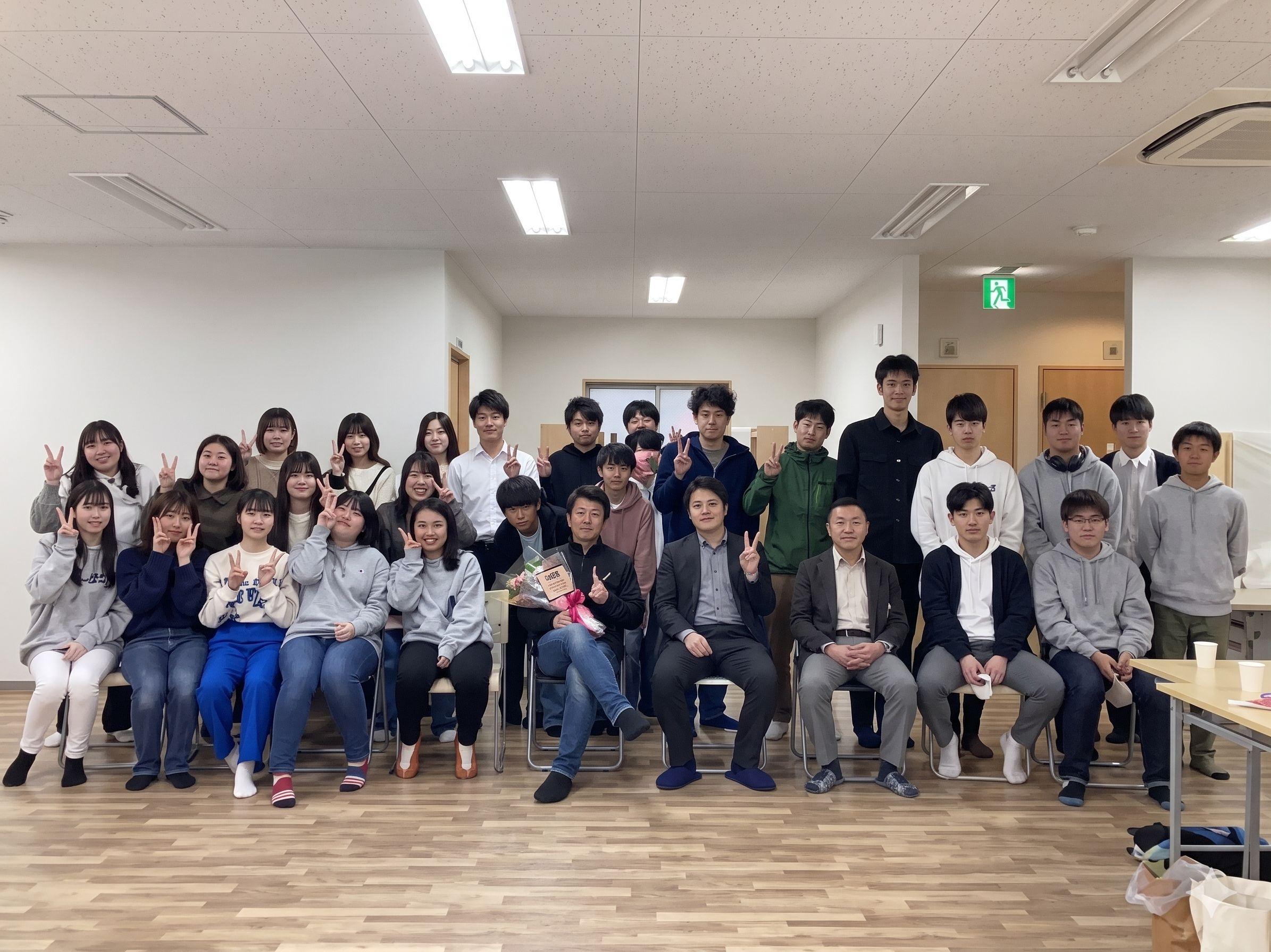 STEP教育学館 卒塾生との集合写真 大阪府松原市の高校受験塾